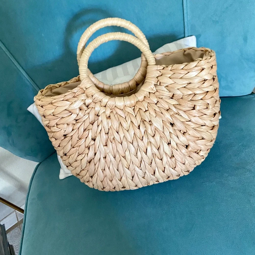 Chic Tan Woven Tote Bag with White Accents - Picture 2 of 3